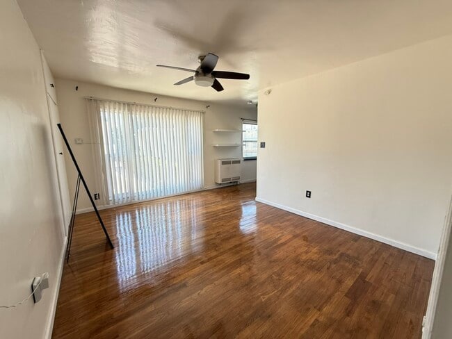 1327 N Orange Dr in Los Angeles, CA - Foto de edificio - Building Photo