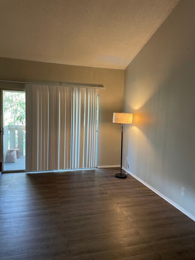 960 E Bonita Ave, Unit 38 in Pomona, CA - Foto de edificio - Building Photo