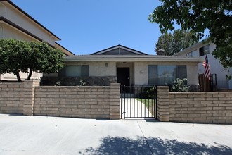 452 E Cypress Ave in Burbank, CA - Building Photo - Building Photo