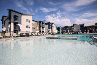 Strata Apartments in Logan, UT - Foto de edificio - Building Photo