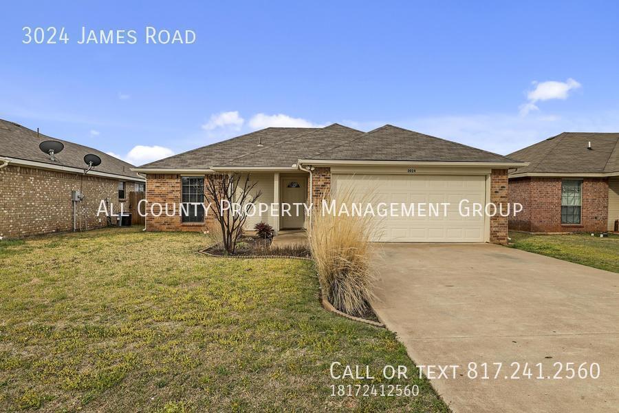 3024 James Rd in Granbury, TX - Building Photo
