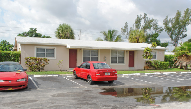 140-220 NW 40th St in Oakland Park, FL - Building Photo - Building Photo