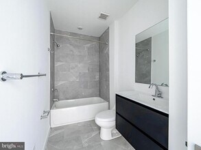 2403 W Thompson St in Philadelphia, PA - Foto de edificio - Building Photo