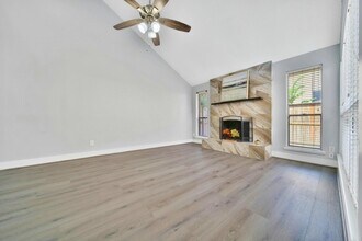 13954 Hollowgreen Dr in Houston, TX - Building Photo - Building Photo