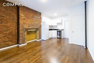 337 E 6th St, Unit 8 in New York, NY - Building Photo - Building Photo