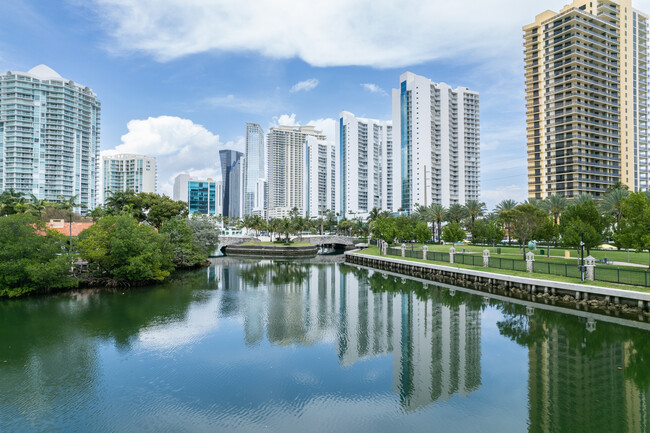 La Perla Ocean Residences in Sunny Isles Beach, FL - Foto de edificio - Building Photo