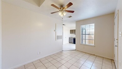 725 Peppertree Dr, Unit 16 in Bryan, TX - Building Photo - Building Photo