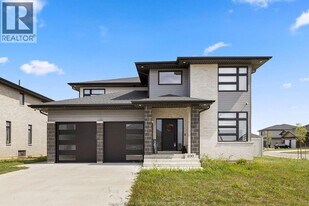 400 Thompson Ave in Amherstburg, ON - Building Photo