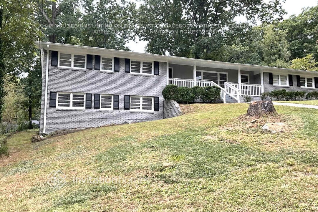 2550 Greenwood Cir in East Point, GA - Building Photo