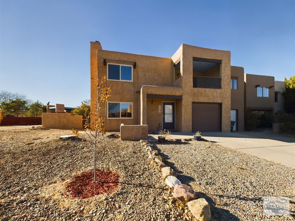 2408 Calle Zaguan in Santa Fe, NM - Foto de edificio