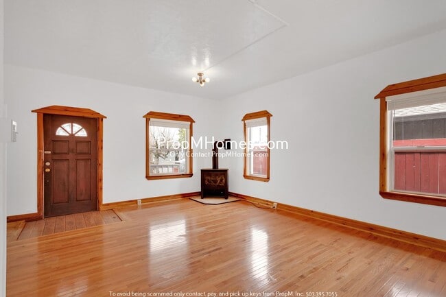 115 W Clarendon St in Gladstone, OR - Building Photo - Building Photo