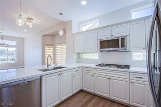 2660 Crown Ridge Dr in Las Vegas, NV - Building Photo - Building Photo