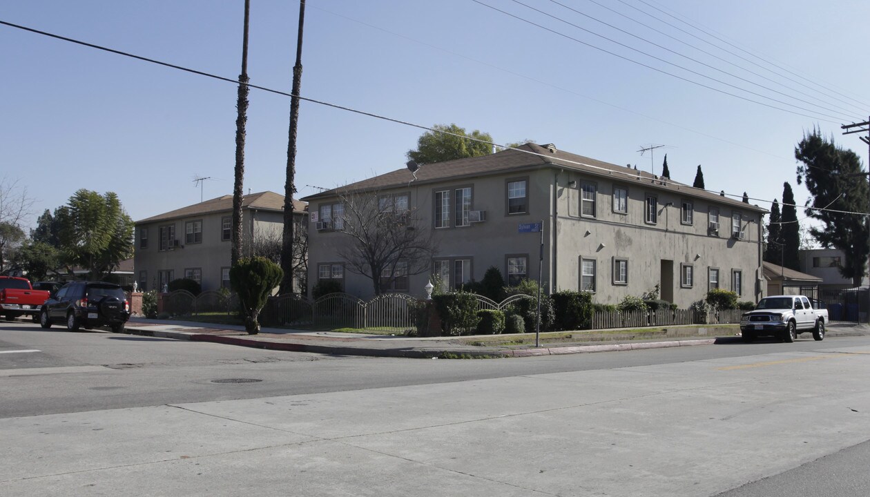 14048-14058 Sylvan St in Van Nuys, CA - Building Photo