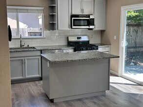 6390 San Simeon Dr in Rohnert Park, CA - Building Photo - Building Photo