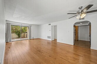 3825 E Camelback Rd in Phoenix, AZ - Building Photo - Building Photo