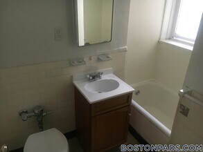 119 Sutherland Rd, Unit D in Boston, MA - Building Photo - Building Photo