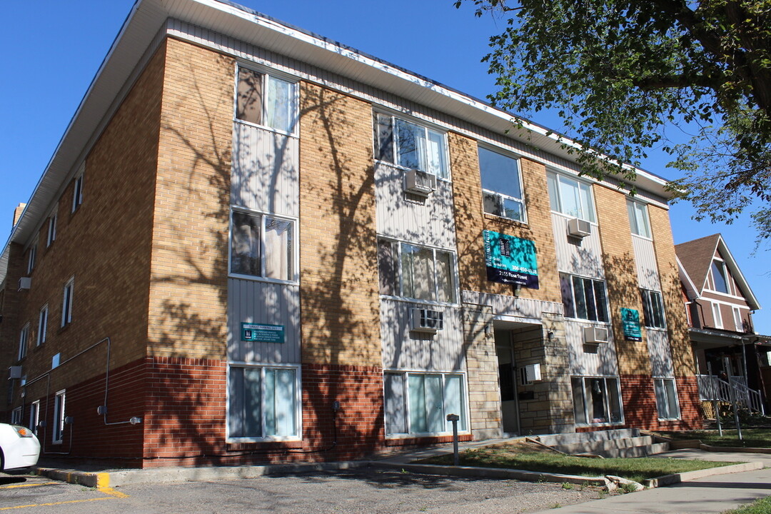 Rose Apartments in Regina, SK - Building Photo