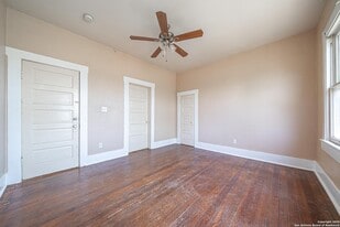 204 Mt Vernon Ct in San Antonio, TX - Building Photo
