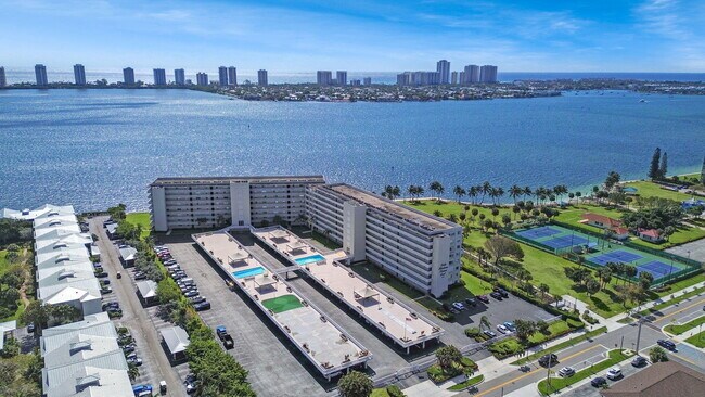 801 Lake Shore Dr in Lake Park, FL - Building Photo - Building Photo