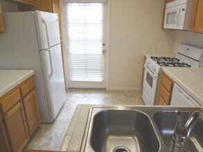 1420 Hornblend St-Unit -Unit 4 in San Diego, CA - Building Photo - Building Photo