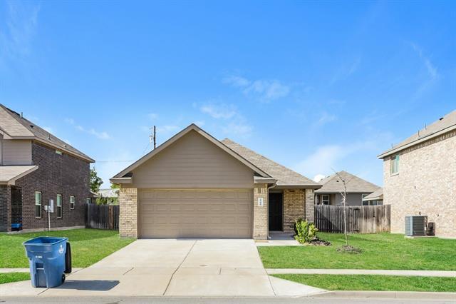 1508 Dove Cir in Ennis, TX - Foto de edificio