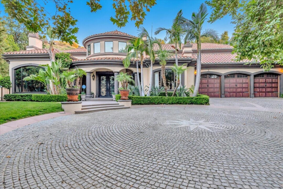 25644 Queenscliff Ct in Calabasas, CA - Building Photo