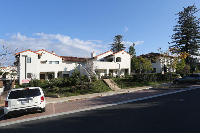 St. Vincent's Gardens in Santa Barbara, CA - Foto de edificio - Building Photo