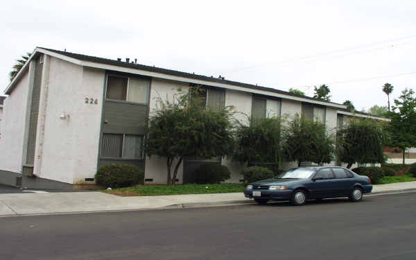 226 W Hawthorne St in Fallbrook, CA - Building Photo - Building Photo