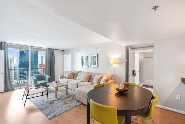 1200 Brickell Bay Dr in Miami, FL - Building Photo - Building Photo