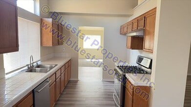 13768 Foxfire Rd in Victorville, CA - Building Photo - Building Photo