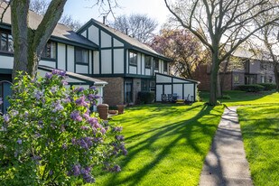 Parnell Woods in Milwaukee, WI - Building Photo