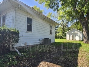 124 Moir St in Waterloo, IA - Building Photo - Building Photo