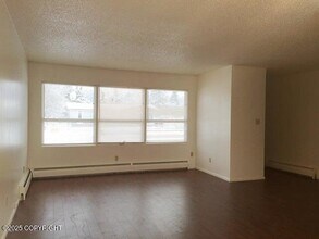 1510 Summit View St in Anchorage, AK - Building Photo - Building Photo