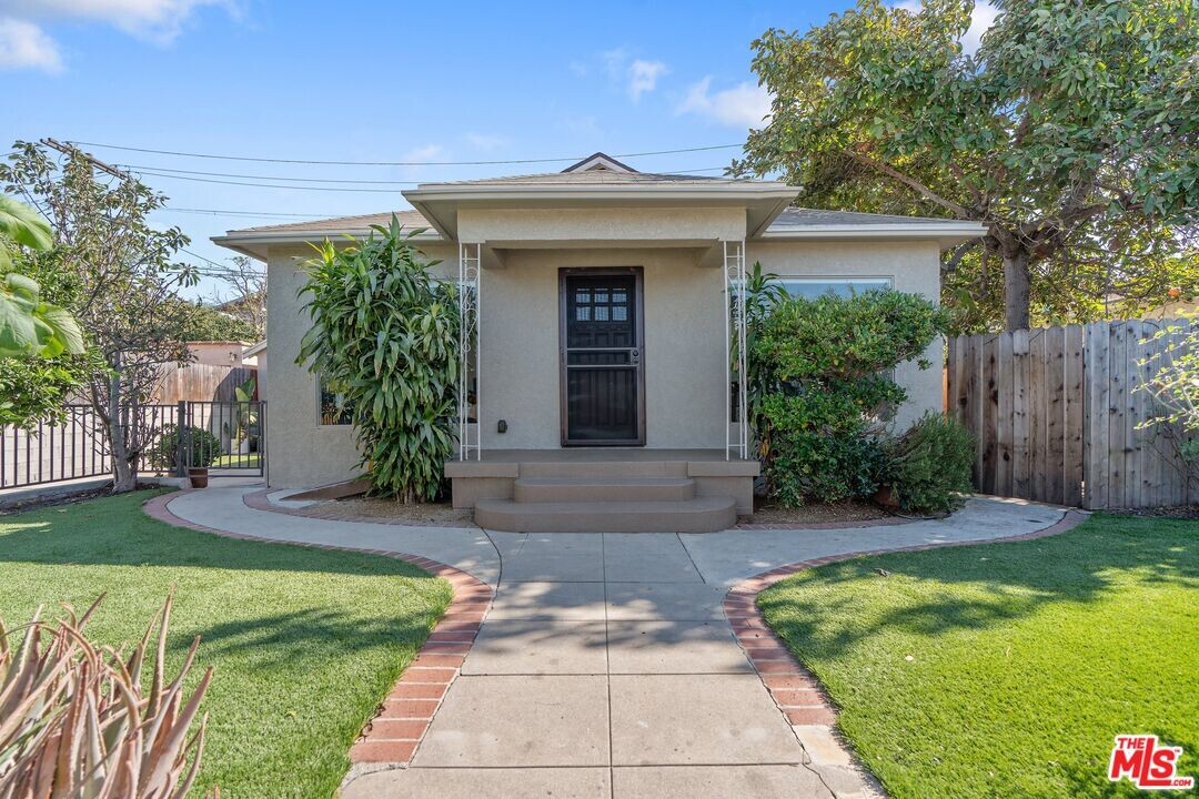 2324 S Highland Ave in Los Angeles, CA - Building Photo