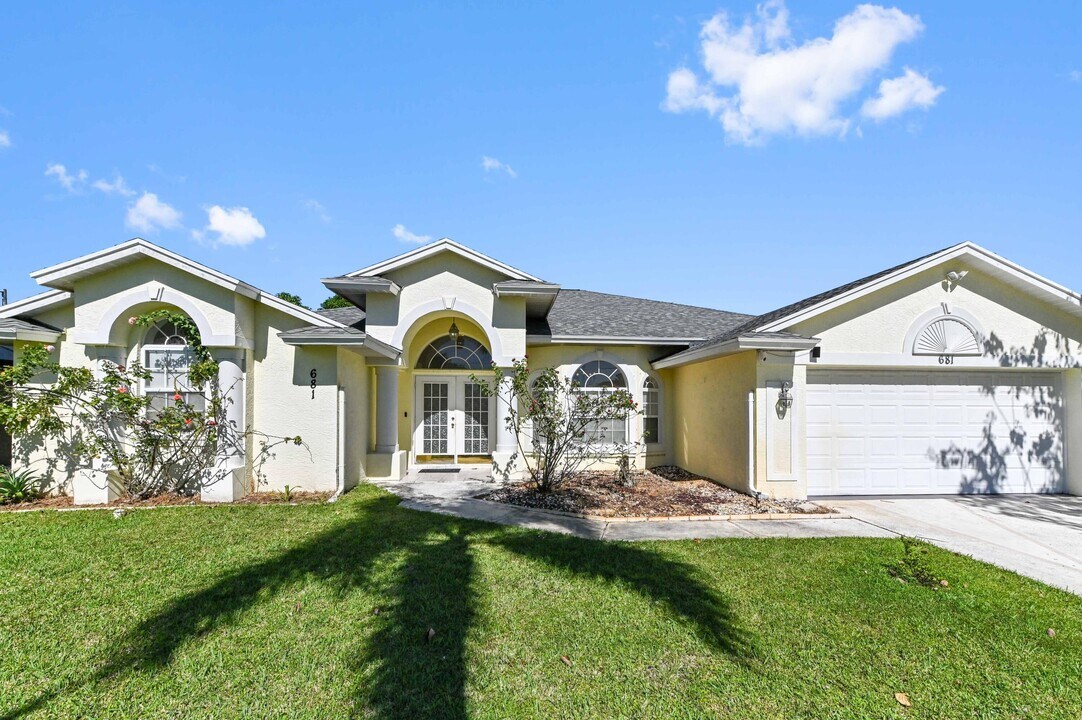 681 SW Saragossa Ave in Port St. Lucie, FL - Building Photo