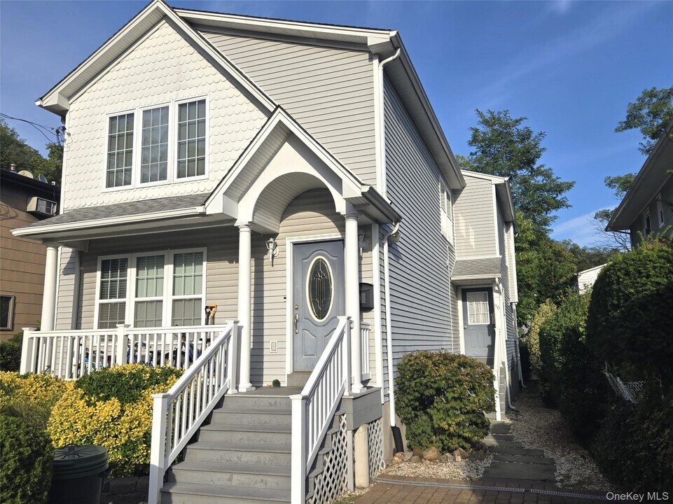 90 Firwood Rd in Port Washington, NY - Building Photo
