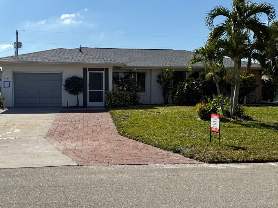 1144 SE 32nd Ter in Cape Coral, FL - Foto de edificio