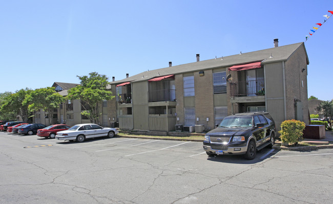 Chase Village Apartments in Austin, TX - Foto de edificio - Building Photo