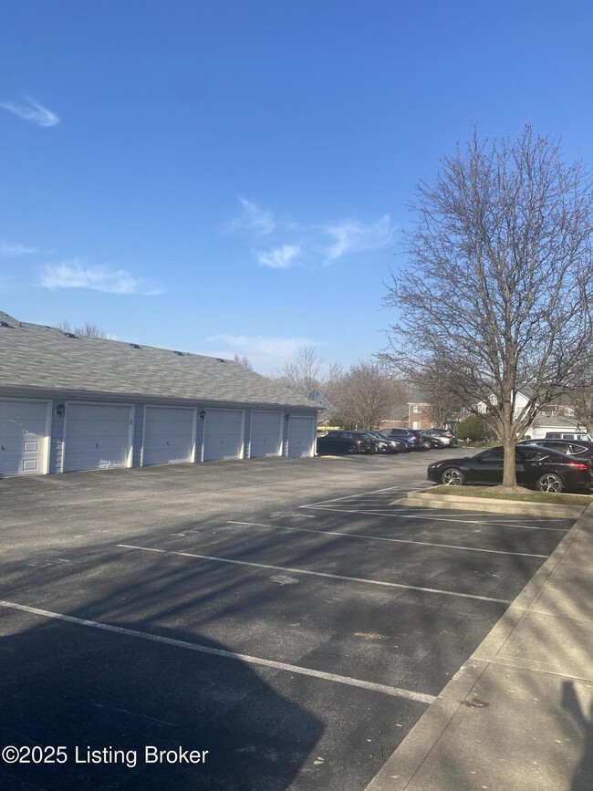 2602 Aristocrat Pl in Louisville, KY - Building Photo - Building Photo