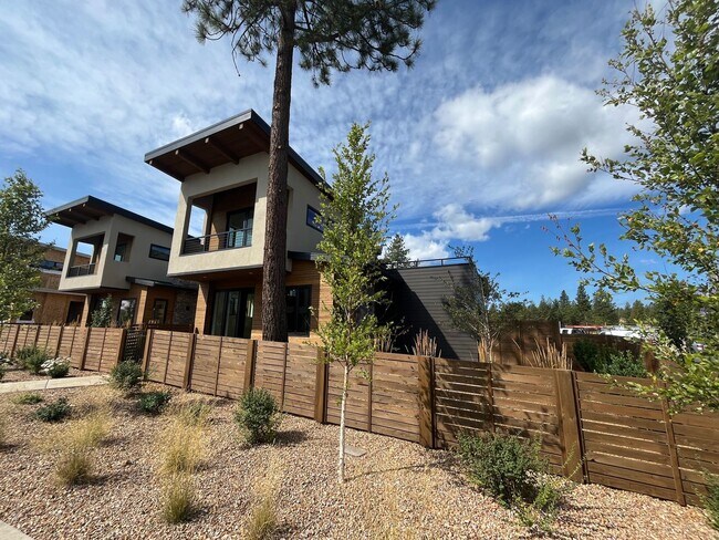 3344 NW Celilo Ln in Bend, OR - Foto de edificio - Building Photo