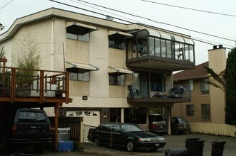 1006 N 43rd St in Seattle, WA - Foto de edificio - Building Photo