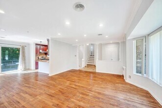 51 Bellwood Dr in New Hyde Park, NY - Building Photo - Building Photo