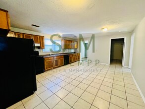 4127 Churchman Ave in Louisville, KY - Foto de edificio - Building Photo