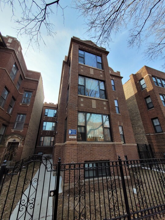 5021 N Winchester Ave, Unit 2F in Chicago, IL - Foto de edificio