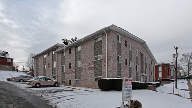 Mifflin Estates in West Mifflin, PA - Building Photo - Building Photo