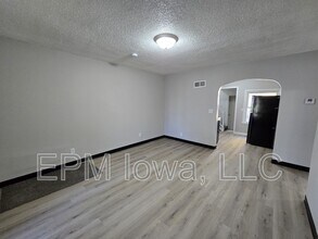 1125 N Barclay St in Waterloo, IA - Foto de edificio - Building Photo