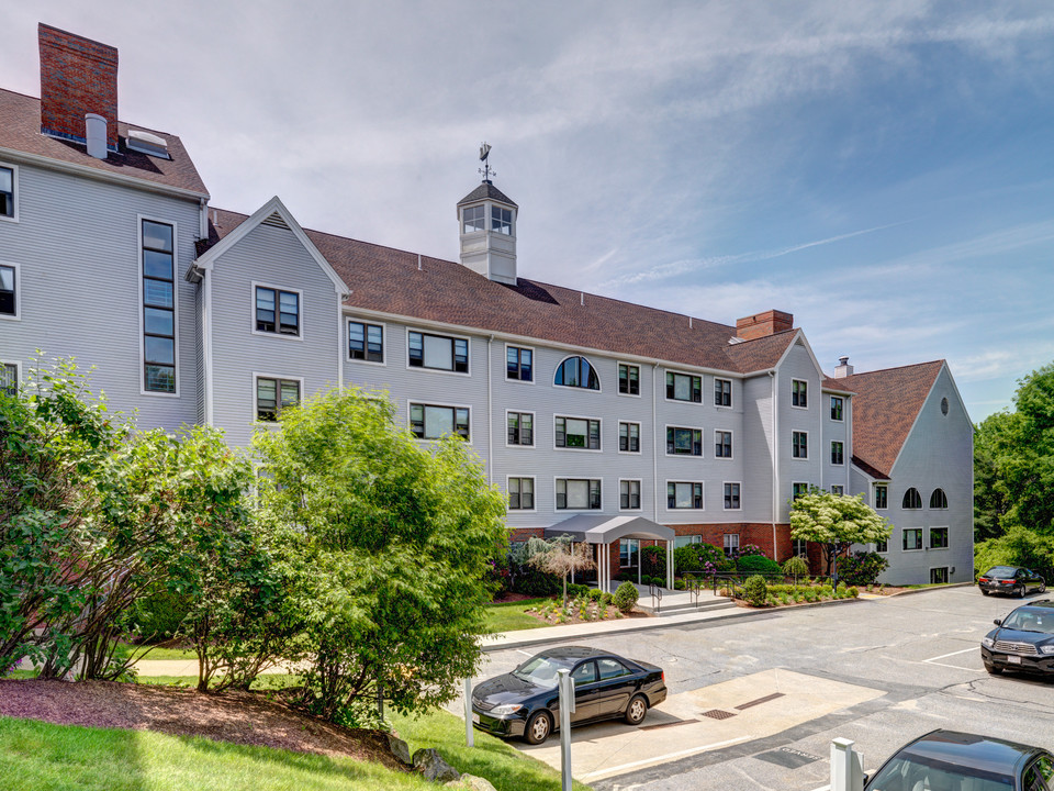 Ship's Watch Apartments in Fall River, MA - Foto de edificio