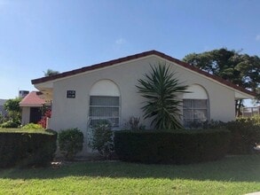 2125 Pueblo Cir in Sarasota, FL - Building Photo - Building Photo