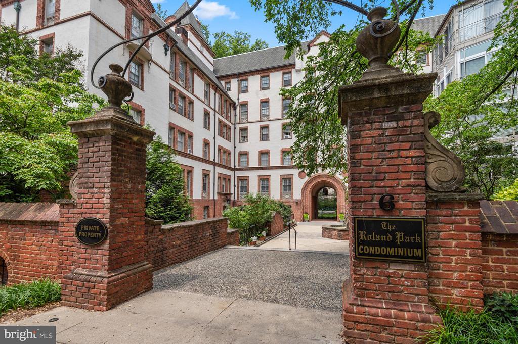 6 Upland Rd in Baltimore, MD - Building Photo