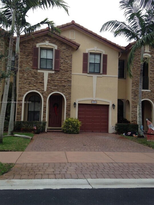 3263 NW 102nd Pl in Doral, FL - Building Photo